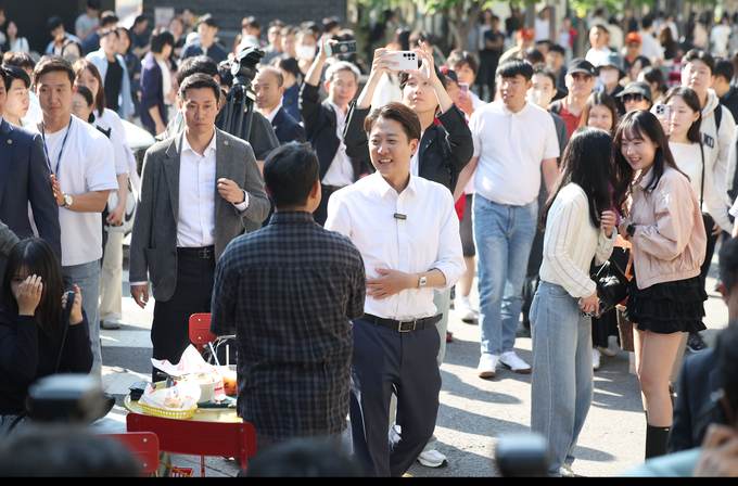 이준석 개혁신당 대통령선거 후보가 25일 서울 종로구 종묘 인근 서순라길에서 유세를 하며 지지를 호소하고 있다. 사진=뉴시스