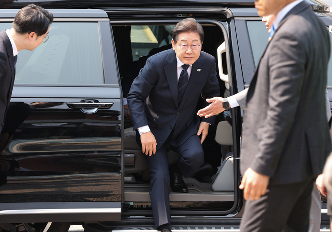 이재명 더불어민주당 대선후보가 29일 오전 서울 서대문구 신촌동 주민센터 투표소에 도착해 차량에서 내리고 있다. 사진=뉴시스