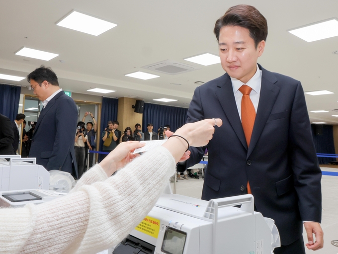 이준석 개혁신당 대선 후보가 29일 오전 경기 화성시 동탄9동 행정복지센터에 마련된 사전투표소에서 투표 용지를 받고 있다. 사진=뉴시스
