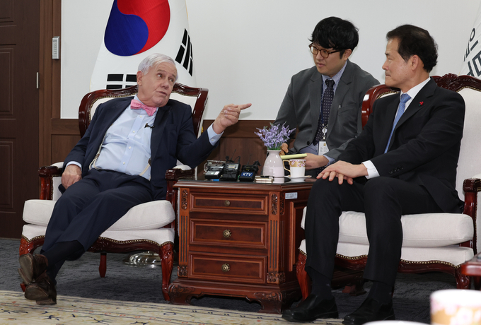 지난 2023년 12월 김영호 당시 통일부 장관이 서울 종로구 정부서울청사 장관실에서 짐 로저스 로저스홀딩스 회장을 접견하고 있다. 사진=뉴시스
