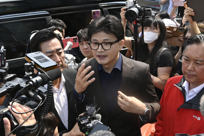 동훈 전 국민의힘 대표가 제21대 대통령 선거 사전투표 첫날인 29일 오전 광주 동구 창업지원센터 서남동사전투표소에서 투표를 마친 뒤 취재진 질문에 답변하고 있다. 사진=뉴시스