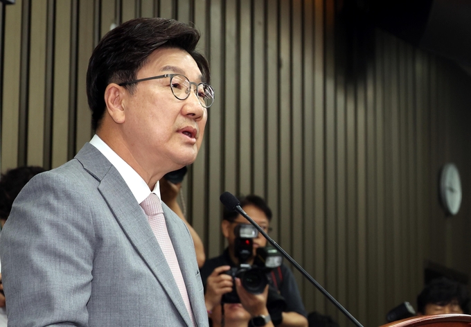 권성동 국민의힘 원내대표가 5일 서울 여의도 국회에서 열린 의원총회에서 사퇴의사를 밝히고 있다. 사진= 뉴시스.