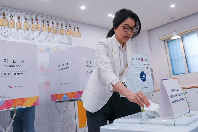 윤석열 전 대통령의 부인인 김건희 여사가 제21대 대통령선거일인 3일 오전 서울 서초구 원명초등학교에 마련된 서초4동 제3투표소에서 투표를 하고 있다. 사진=뉴시스