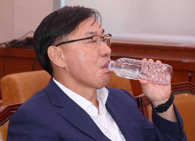 이화영 전 경기도 평화부지사가 지난해 10월 2일 국회 법제사법위원회에서 열린 박상용 검사 탄핵소추사건 조사 청문회에서 물을 마시고 있다. 사진=뉴시스