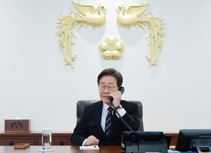 이재명 대통령이 9일 서울 용산구 대통령실 청사 집무실에서 이시바 시게루 일본 총리와 전화 통화를 위해 수화기를 들고 있다. 사진=뉴시스