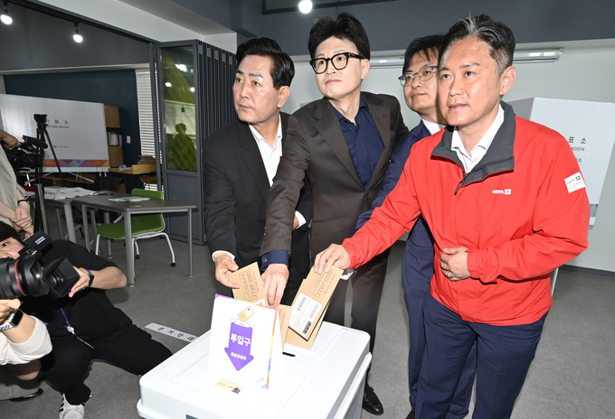 한동훈 전 국민의힘 대표가 제21대 대통령 선거 사전투표 첫날인 지난달 29일 오전 광주 동구 창업지원센터 서남동사전투표소를 찾아 김정현 광주시당위원장, 김화진 전남도당위원장 등과 투표를 하고 있다. 사진=뉴시스