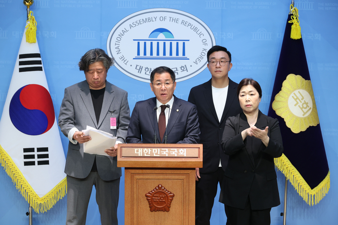 이상휘 국민의힘 미디어특위 위원장이 지난 4월 28일 오전 서울 여의도 국회 소통관에서 열린 ‘이재명 입틀막 1호 피해자' 언론인 서명수(왼쪽) 기자회견에서 발언을 하고 있다. 사진=뉴시스