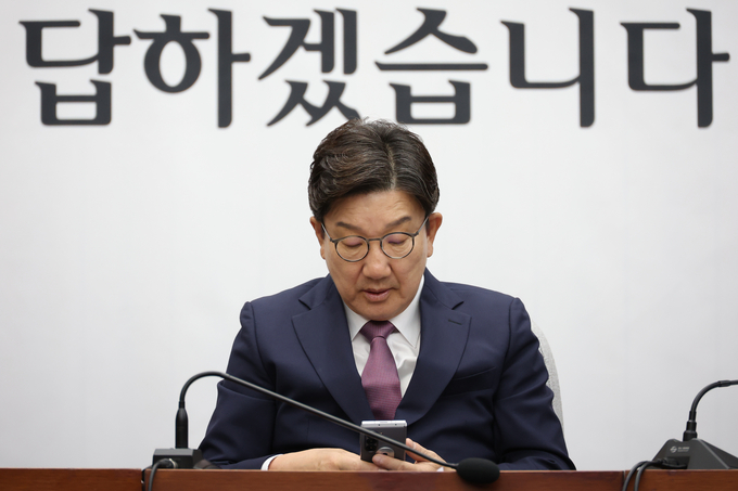 권성동 국민의힘 원내대표가 10일 오전 서울 여의도 국회에서 열린 원내대책회의에서 휴대전화를 보고 있다. 사진=뉴시스