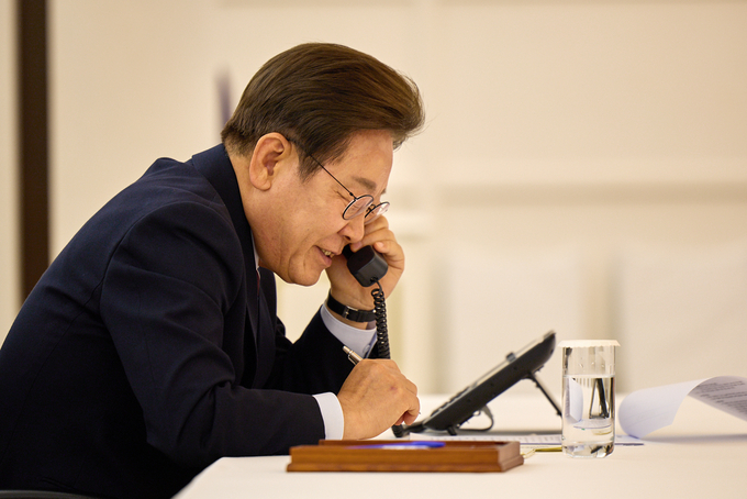 이재명 대통령이 6일 서울 한남동 관저에서 도널드 트럼프 미국 대통령과 전화 통화를 하고 있다. 사진=뉴시스