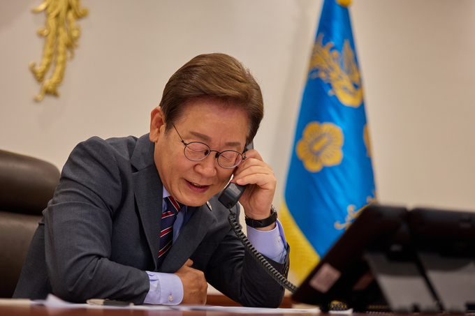 이재명 대통령이 12일 서울 용산구 대통령실 청사 집무실에서 르엉 끄엉 베트남 국가주석과 전화 통화를 하고 있다. 사진= 대통령실. 제공= 뉴시스.
