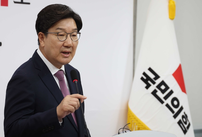권성동 국민의힘 원내대표가 12일 오후 서울 여의도 국회에서 열린 퇴임 기자회견에서 취재진의 질문에 답변하고 있다. 사진= 뉴시스.