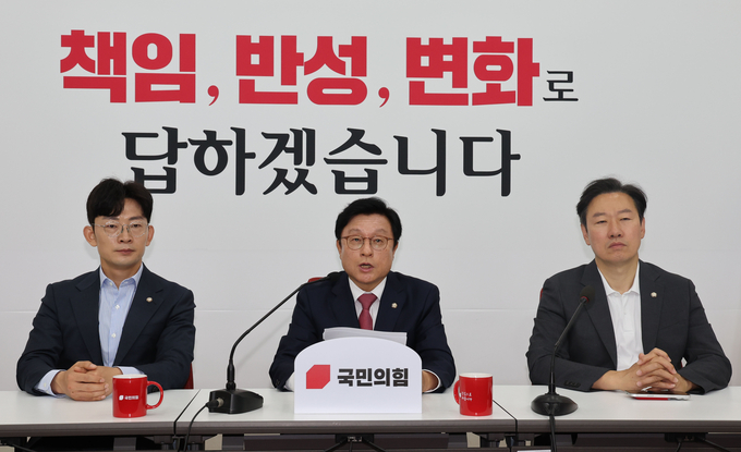 박형수 국민의힘 원내수석부대표(가운데)가 13일 서울 여의도 국회에서 현안 기자간담회에서 사의를 표명한 오광수 민정수석 관련 발언을 하고 있다. 사진= 뉴시스.