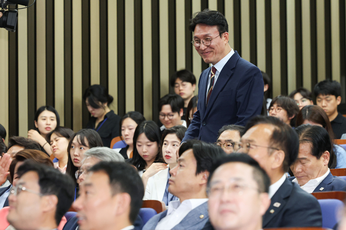 김민석 국무총리 후보자가 13일 서울 여의도 국회에서 열린 제2기 원내대표 선출 의원총회에 참석해 의원들과 인사하고 있다. 사진=뉴시스