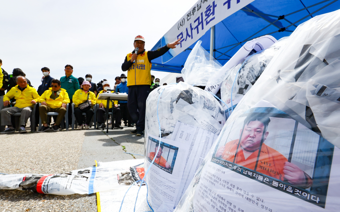 지난 4월 23일 오전 경기 파주시 국립 6.25전쟁납북자기념관 앞에서 납북자가족모임이 주최한 대북전단 살포 기자회견장에 대북전단이 놓여 있다. 사진=뉴시스