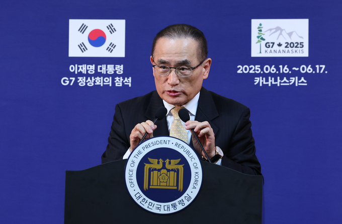 위성락 국가안보실장이 16일(현지 시간) 캘거리 한 호텔에 차려진 프레스센터 내 중앙기자실에서 이재명 대통령의 주요 7개국(G7) 정상회의 참석 관련 브리핑을 하고 있다.