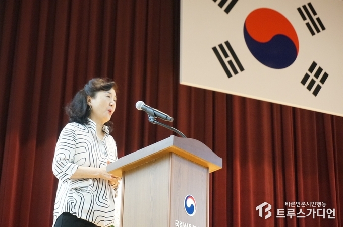 이영란 성악가가 '기다리는 마음'을 열창하고 있다. 사진=송원근 기자