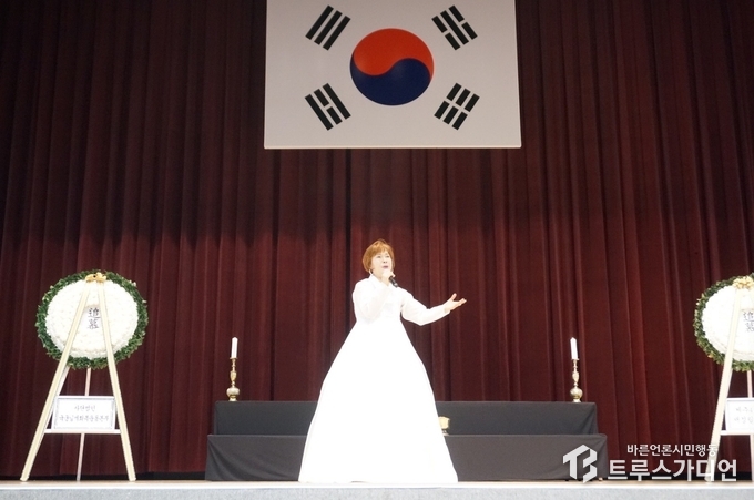 양남열 시인이 모윤숙 작가의 '국군은 죽어서 말한다'를 낭송하고 있다. 사진=송원근 기자