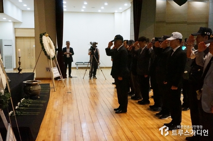 헌화하는 참석자들. 사진=송원근 기자