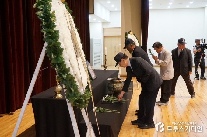 헌화하는 참석자들. 사진=송원근 기자