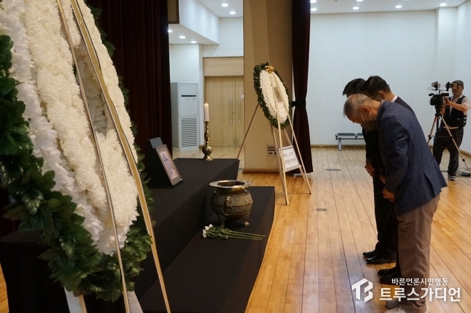헌화하는 참석자들. 사진=송원근 기자