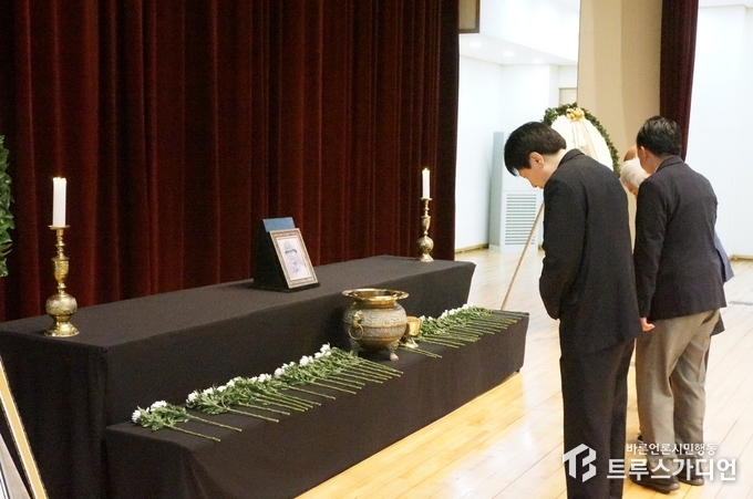 헌화하는 참석자들. 사진=송원근 기자