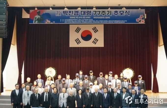 참석자들 기념촬영. 사진=송원근 기자