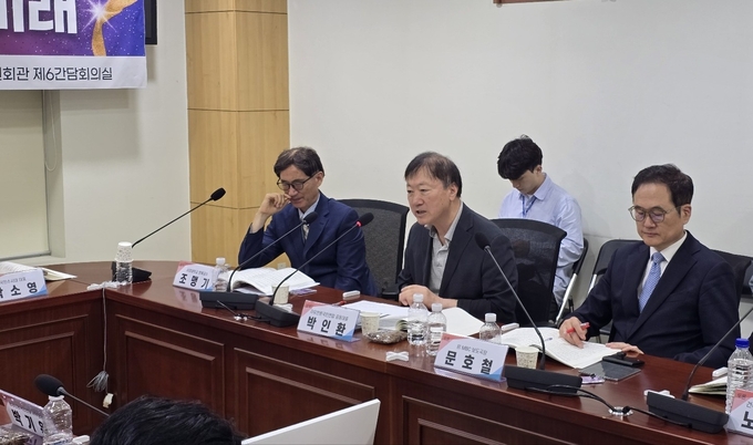 박인환 자유언론국민연합 공동대표가 18일 서울 여의도 국회의원회관에서 열린 ‘시민사회와 언론의 미래’ 토론회에서 발제를 하고 있다. 사진= 심민섭.
