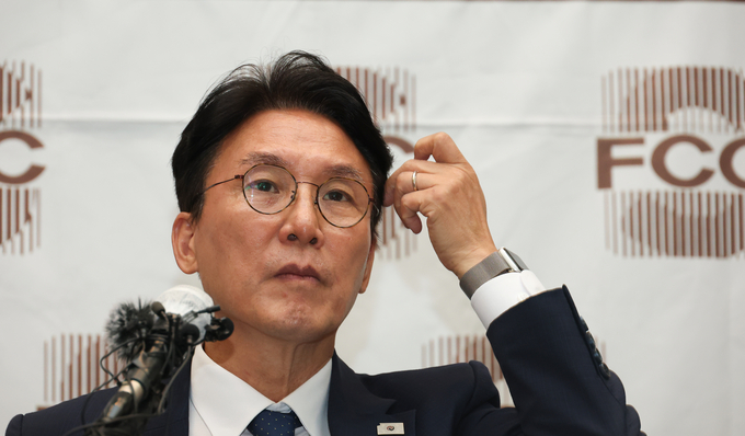 김민석 국무총리 후보자가 17일 서울 중구 한국프레스센터에서 열린 외신기자 간담회에 참석해 머리를 만지고 있다. 사진=뉴시스
