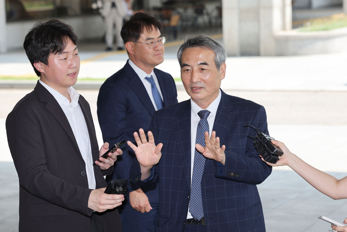 윤석열 전 대통령 부인 김건희 여사 관련 의혹을 수사하는 민중기 특별검사가 18일 서울 서초구 서울고등검찰청에서 박세현 고검장과 면담하기 위해 차량에서 내려 취재진 질문에 답하고 있다. 사진=뉴시스