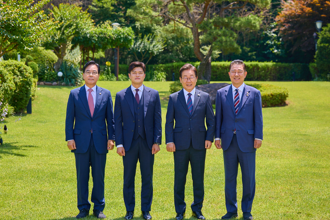 이재명 대통령이 22일 한남동 관저에서 여야 지도부와 오찬에 앞서 기념촬영하고 있다. 왼쪽부터 국민의힘 송언석 원내대표, 김용태 비상대책위원장, 이 대통령, 김병기 더불어민주당 당대표 직무대행 겸 원내대표. 사진=뉴시스