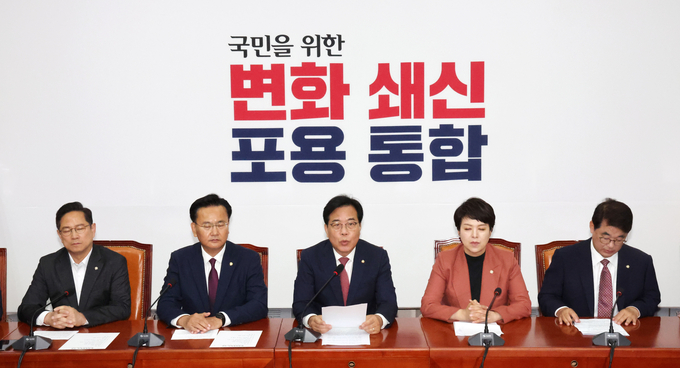 송언석(가운데) 국민의힘 원내대표가 24일 오전 서울 여의도 국회에서 열린 원내대책회의에서 발언하고 있다 사진=뉴시스