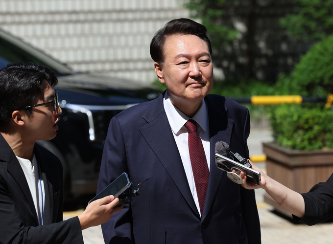 윤석열 전 대통령이 23일 서울 서초구 서울중앙지방법원에서 열린 내란 우두머리 혐의·직권남용 권리행사 방해 혐의 사건 8차 공판에 출석하고 있다. 사진=뉴시스