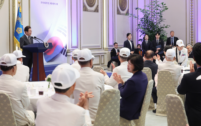 이재명 대통령이 27일 청와대 영빈관에서 열린 '호국보훈의 달, 대통령의 초대' 행사에서 특별초청 대상자인 6·25전쟁 참전유공자 이춘자 참전용사를 소개하고 있다. 사진=뉴시스