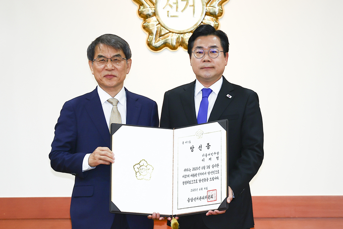 노태악(왼쪽) 중앙선거관리위원장이 지난 4일 경기 과천시 중앙선거관리위원회 회의실에서 열린 제21대 대통령 당선증 교부식에서 박찬대 더불어민주당 상임 총괄선거대책위원장에게 당선증을 전달하고 기념촬영을 하고 있다. 사진= 뉴시스.