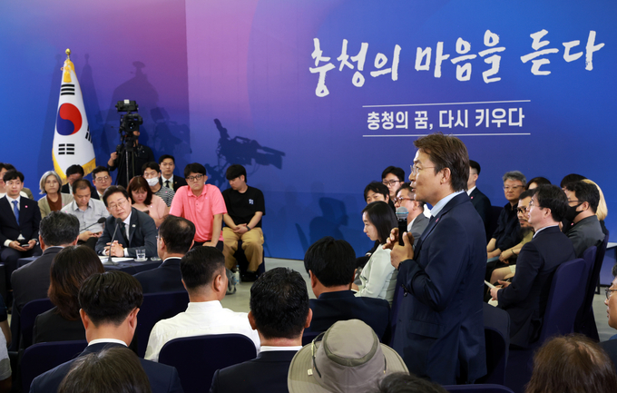  이재명 대통령이 4일 대전컨벤션센터에서 열린 '충청에서 듣다, 충청 타운홀 미팅'에서 권대영 금융위 사무처장의 발언을 듣고 있다. 사진=뉴시스