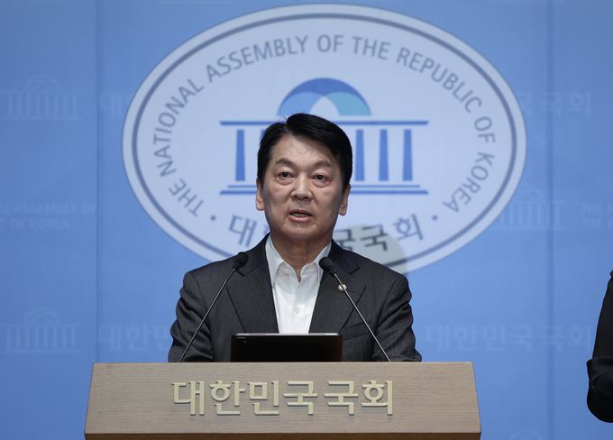 안철수 국민의힘 의원이 7일 오전 서울 여의도 국회 소통관에서 기자회견을 열고 당 혁신위원장을 내려놓고 당대표에 도전하겠다고 밝히고 있다. 사진=뉴시스.