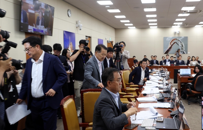 김장겸, 신성범 국민의힘 의원 등이 7일 오후 서울 여의도 국회에서 열린 과학기술정보방송통신위원회 전체회의에서 최민희 과방위원장의 방송 3법(방송법·방송문화진흥회법·한국교육방송공사법) 토론방식에 대해 강하게 항의하며 퇴장하고 있다. 사진=뉴시스