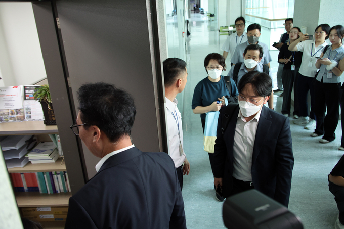 김건희 여사의 '공천개입 의혹' 수사하는 특별검사팀이 8일 서울 여의도 국회 의원회관에서 압수수색을 위해 윤상현 국민의힘 의원실로 들어가고 있다. 사진=뉴시스
