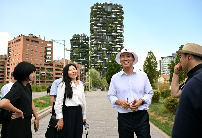 오세훈 서울시장이 4일(현지 시각) 밀라노의 도시공간 혁신사례인 '포르타 누오바' 지구를 살피고 있다. 사진=뉴시스