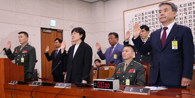 박정훈(앞줄 왼쪽부터) 전 해병대 수사단장, 유재은 국방부 법무관리관, 이종섭(오른쪽) 전 국방부 장관이 지난해 7월 19일 서울 여의도 국회에서 열린 제3차 법제사법위원회 윤석열 대통령 탄핵소추안 즉각 발의 요청에 관한 청원 관련 청문회에서 증인 선서를 하고 있다. 임성근(오른쪽 두 번째) 전 해병대 1사단장은 증인선서를 거부하고 있다. 사진=뉴시스