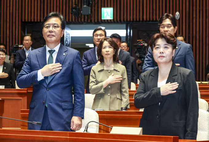 국민의힘 송언석 비상대책위원장과 윤희숙 혁신위원장이 9일 서울 여의도 국회에서 열린 긴급의원총회에서 국민의례를 하고 있다. 사진=뉴시스