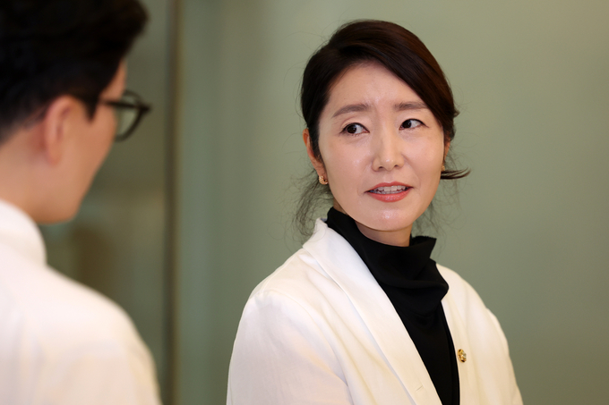 강선우 여성가족부 장관 후보자가 지단달 26일 오후 서울 종로구 이마빌딩에 마련된 인사청문회 준비 사무실에 출근하며 취재진 질문에 답변하고 있다. 사진= 뉴시스.