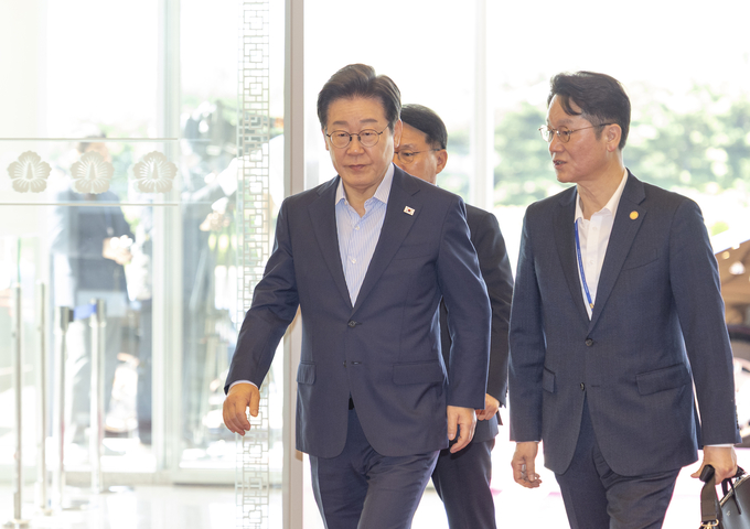 이재명 대통령이 11일 서울 용산 대통령실 청사로 출근하고 있다. 사진=뉴시스