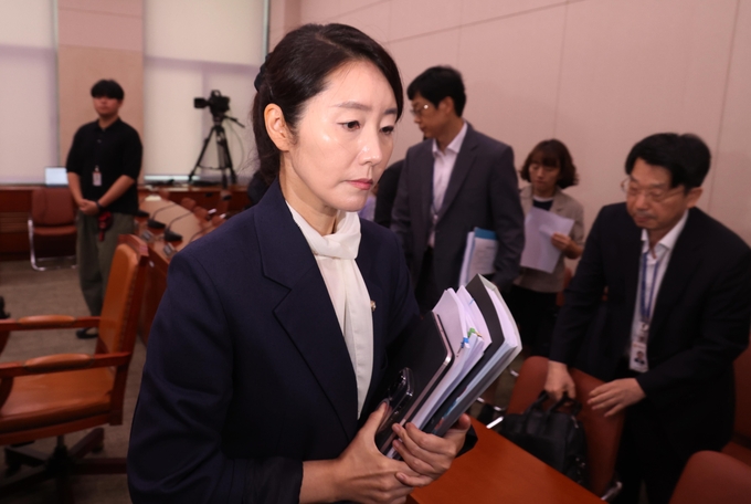 강선우 여성가족부 장관 후보자가 14일 오전 서울 여의도 국회에서 열린 여성가족위원회의 인사청문회에서 정회가 되자 회의장을 나서고 있다. 사진=뉴시스