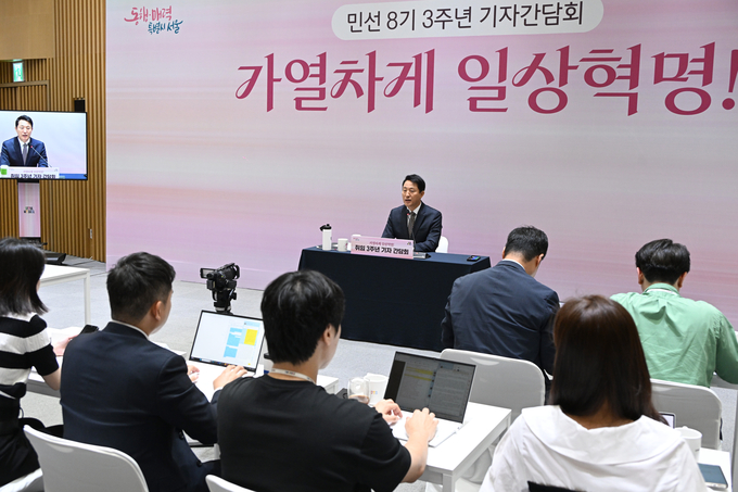 오세훈 서울시장이 16일 민선8기 취임3주년 기자간담회에서 질의에 답변하고 있다. 사진=서울시