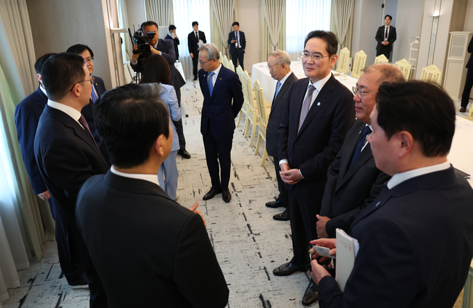  이재용 삼성전자 회장이 지난달 13일 서울 용산 대통령실에서 열린 6경제단체와 기업인 간담회에서 참석자들과 대화를 하고 있다. 사진=뉴시스