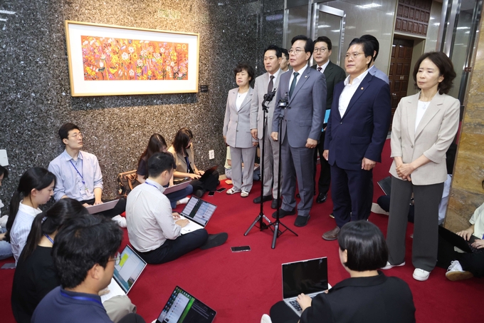 송언석 국민의힘 비상대책위원장 겸 원내대표와 법사위원들이 18일 오전 서울 여의도 국회의장실 앞에서 '무차별적 압수수색 영장남발 협조' 관련 항의방문을 마치고 취재진의 질문에 답변하고 있다. 사진=뉴시스