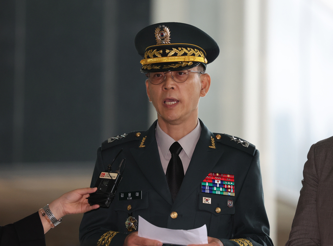 김용대 드론작전사령관이 지난 17일 서울 서초구 서울고등법원에 마련된 조은석 내란 특검 사무실에 피의자 신분으로 출석, 입장을 밝히고 있다. 사진=뉴시스