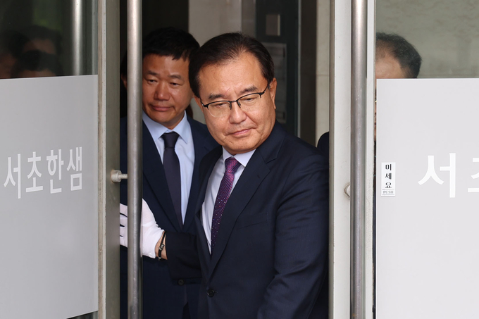 이명현 채상병 특별검사를 비롯한 특검보가 지난 2일 서울 서초구에 마련된 특검 사무실에서 열린 현판식에서 현판 제막을 하기 위해 이동하고 있다. 사진= 뉴시스.