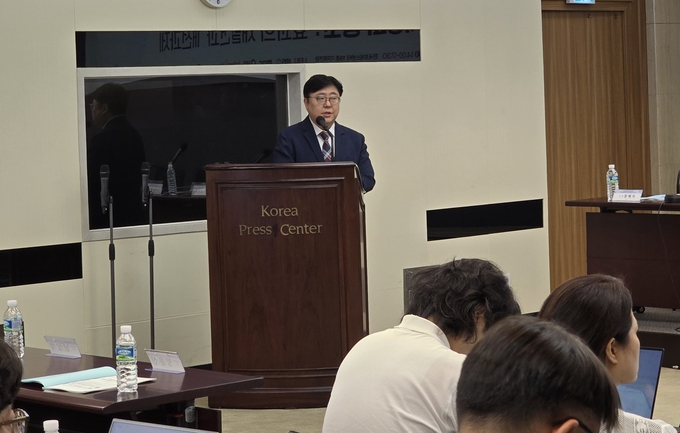 김활빈 강원대학교 교수가 '데이터로 살펴보는 지상파 방송광고의 경쟁력 진단'이라는 주제로 발제하고 있다. 사진= 심민섭.